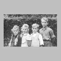 022-1021 Schulbild der Geschwister Schlisio aus Goldbach im Sommer 1946, ein Jahr nach der Flucht. Von links Gretel, Resi, Lothar und Harry.jpg